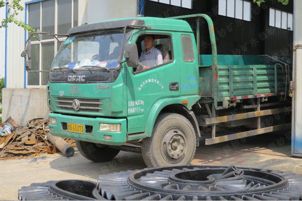 永晨發(fā)往印度尼西亞沙金設備裝車現(xiàn)場(圖1)