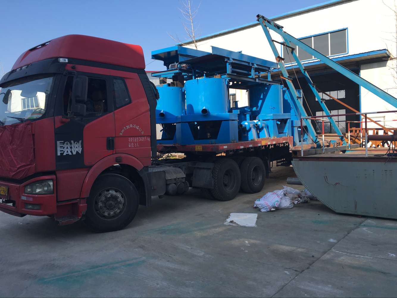 永晨發(fā)貨現場—水套式離心機(圖1) 永晨發(fā)貨現場—水套式離心機(圖1)